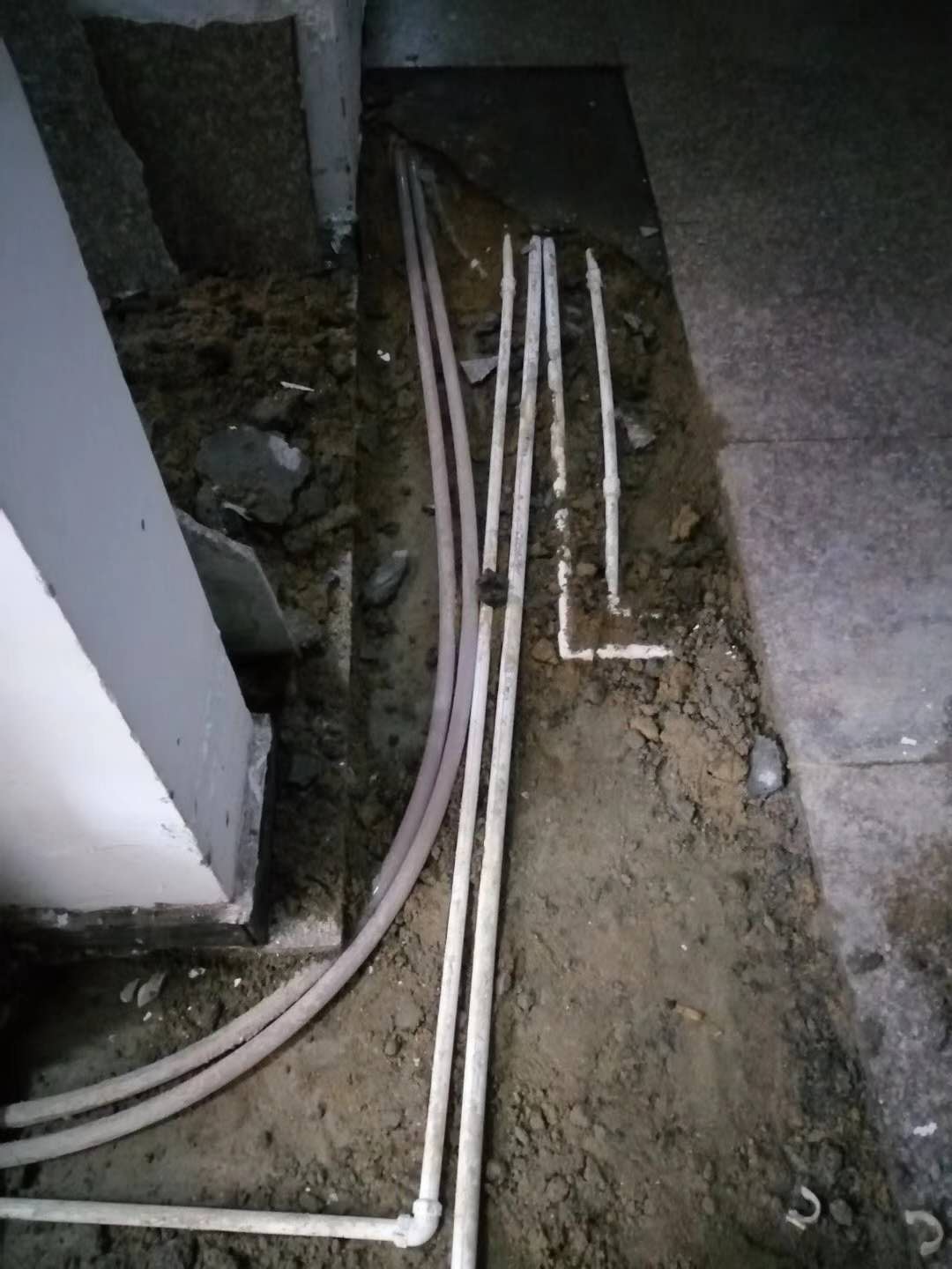 贵港漏水，切勿盲目乱刨乱砸