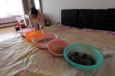 贵港楼上漏水，住户失联，小区没物管，业主维权难！律师来支招……